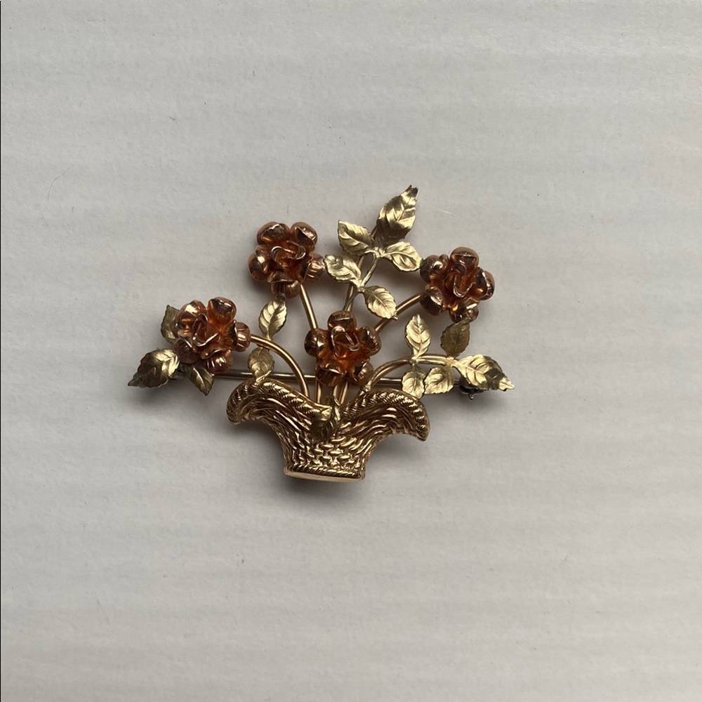Elegant Gold Floral Brooch